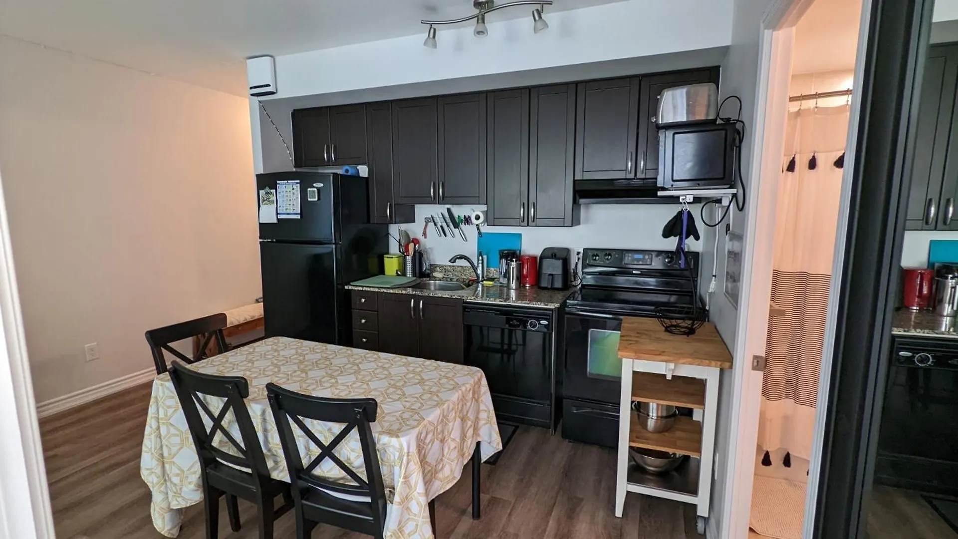 Lovely Private Bedroom Toronto Apartment